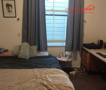 4 bedroom beauty in Mount Victoria! - Photo 3