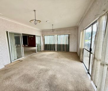 SPACIOUS 6-BEDROOM FAMILY HOME - Photo 1