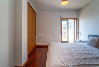 Apartamento T1 com terraço e lugar de garagem situado no Campo Alegre