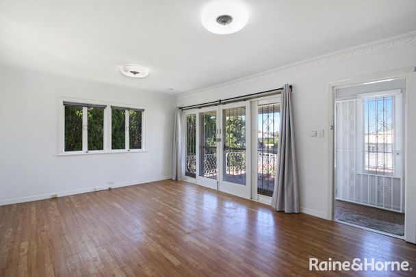 Location, Lifestyle & Liveability in Holland Park West - Photo 1