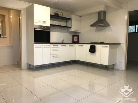 Perfect Share House in Unbeatable Location - Photo 4