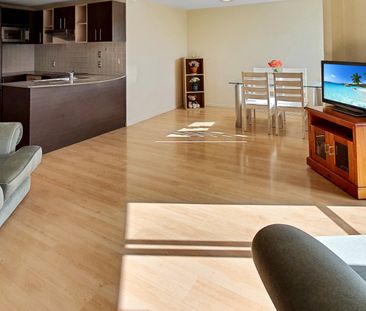 NEW LYNN - 2 Bedroom Apartment with 1 Carpark - Photo 1