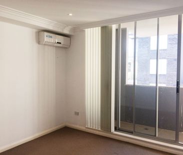 Spacious Studio with Great Location ( RENT INCLUDED UTILITIES) - Photo 3