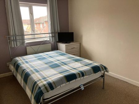 3 bedroom semi-detached house to rent - Photo 2