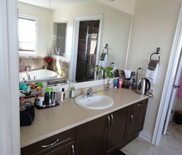 For Lease - 138 Shadow Falls Drive, Richmond Hill, Ontario - Photo 2