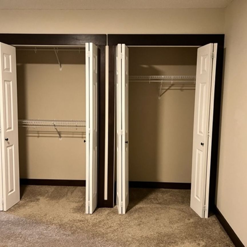 Beautiful 2 bedroom townhouse - Photo 1