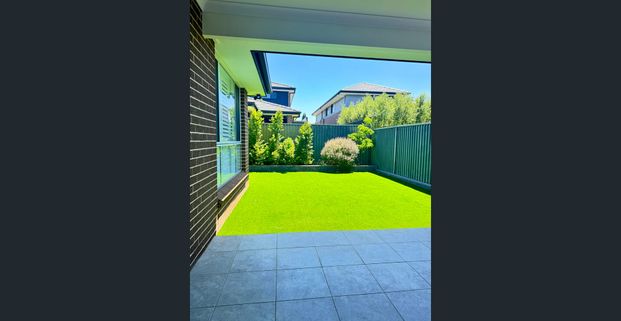 Partially furnished beautiful family home with media room and spare study! - Photo 1