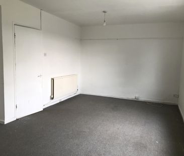 £850 PCM, Spacious Three Bedroom Maisonette in Russell Drive, Malpa... - Photo 3