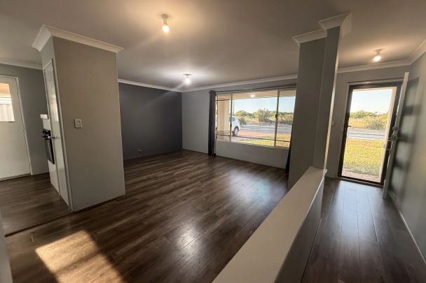 Coastal Comfort and Convenience - Your Secret Harbour Retreat Awaits - Photo 1