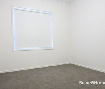 "MODERN 4 BEDROOM FAMILY HOME!" - Photo 4