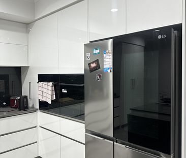 Stylish & Modern 4x2 – Fully Furnished Comfort Across from the Park - Photo 4