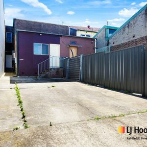 Spacious 2 Bedroom Enfield Unit - Photo 3