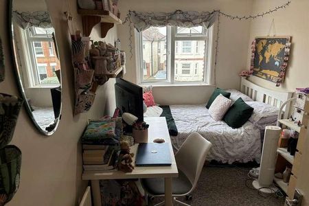 Bedroom Terraced House In Moordown, BH9 - Photo 2