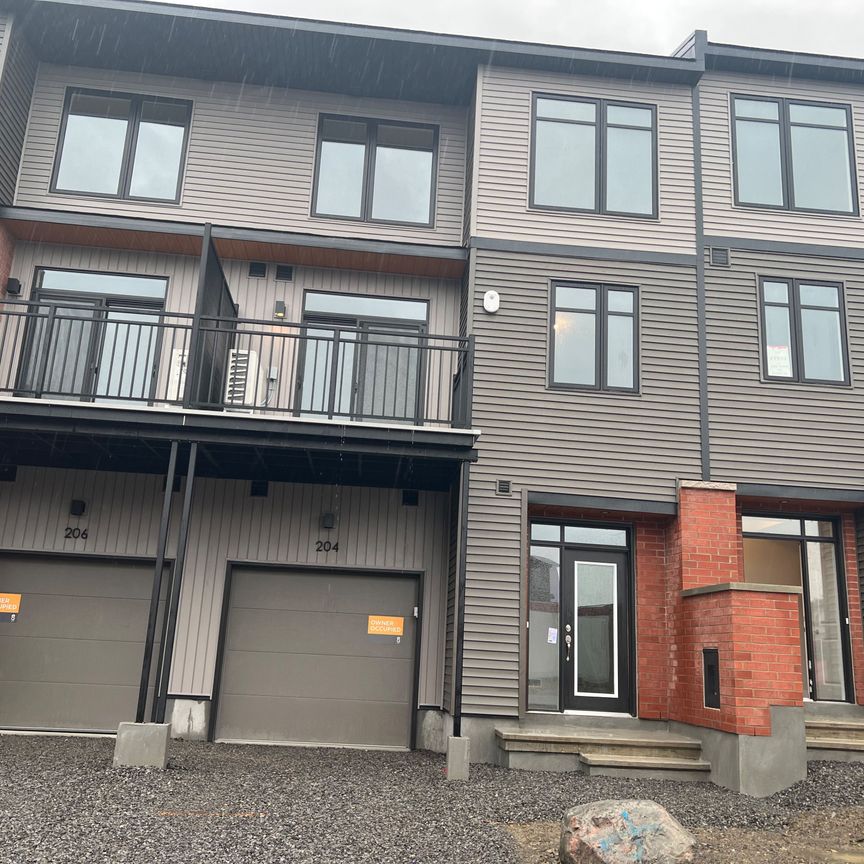 For Lease - 204 Tussock Private, Blossom Park - Airport and Area, Ontario - Photo 1