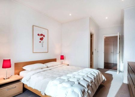 Two bedroom apartment located in a dockside development close to the Canary Wharf estate and Bank Street. - Photo 4