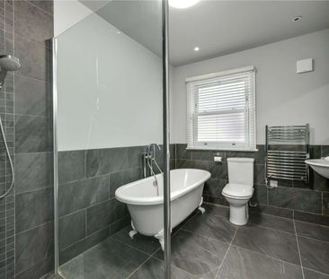 Four-bedroom home set on a private road, offering a harmonious blen... - Photo 4