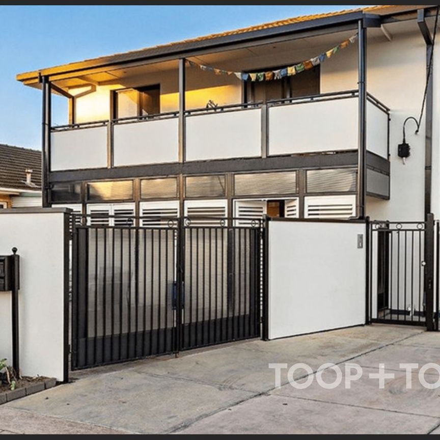 Stylish Beachside Apartment with Private Courtyard. - Photo 1