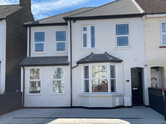 Bright Ensuite double room available close to Elizabeth Line and Heathrow Airport Room D - Photo 1