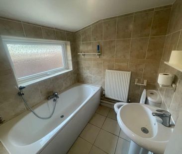 3 bedroom end of terrace house to rent - Photo 1