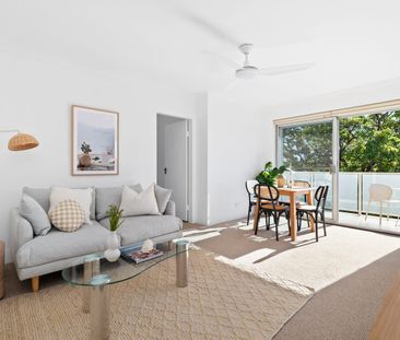 Stylish top-floor apartment with lock-up garage and two balconies - Photo 5
