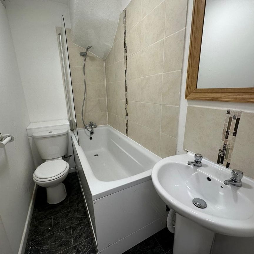 Room in a Shared House, Frederick Grove, NG7 - Photo 1