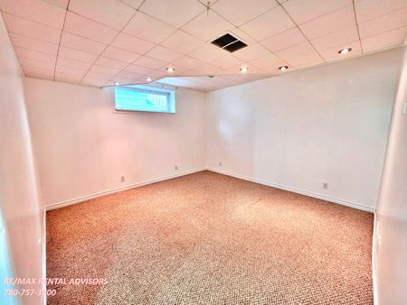 STUNNING & SUPER 4 BED, 3.5 BATH SF HOME W/A BONUS ROOM & A DBL DETACHED GARAGE IN THE COMMUNITY OF HAMPTONS - Photo 2