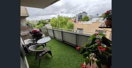 Quiet Sunny Spacious 3BR or 2BR w Study - Photo 3