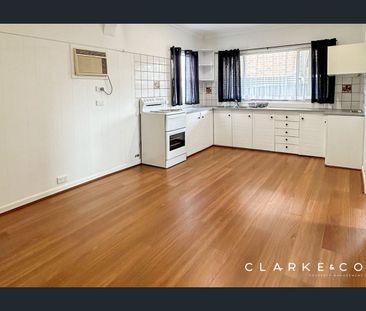 GREAT LOCATION WITH EASY FAMILY LIVING! - Photo 3