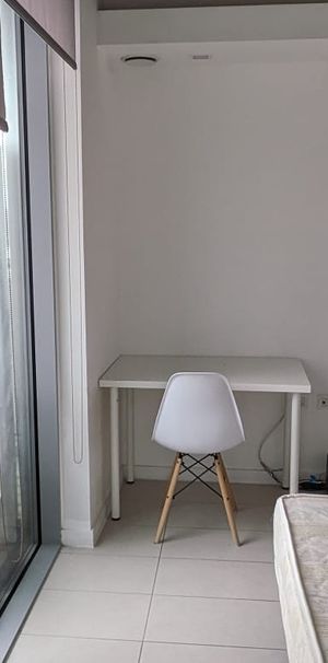 BEAUTIFUL DOUBLE ROOM IN A LUX 3 BED WITH GYM - Photo 1