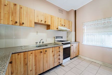 Three Bedroom Family Home - Photo 5