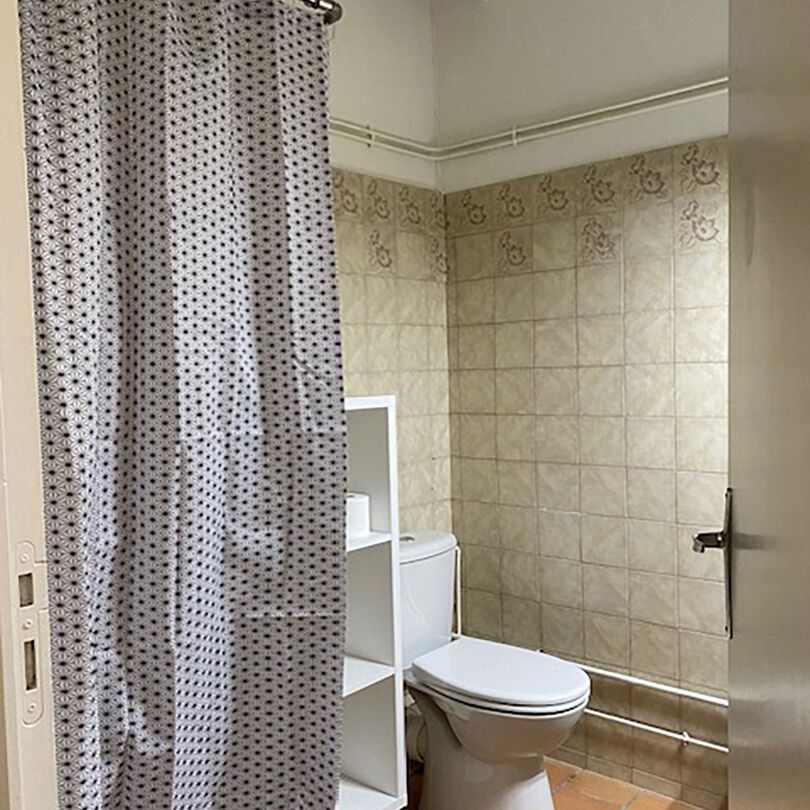 Location Appartement 1 pièce 15m² CHATEAURENARD 13160 - Photo 1