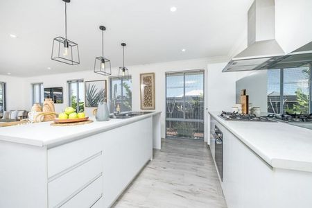 Indulgent Coastal Haven with High-End Finishes & Entertainer’s Alfresco - Photo 2