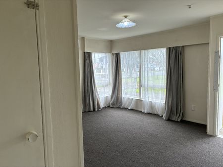 Tidy unit in block of three - Photo 3