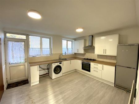 3 bedroom end of terrace house to rent - Photo 5