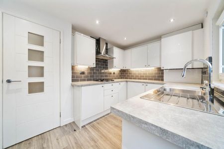 4 bedroom detached house to rent - Photo 5