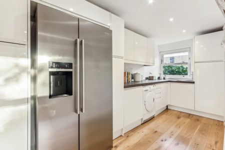 3 bedroom flat in London - Photo 4