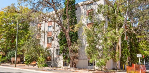 Ultra-Convenient Studio Apartment in Central Willoughby - Photo 2