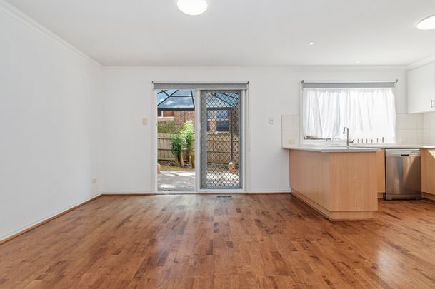 Three bedroom townhouse in the heart of Croydon - Photo 1