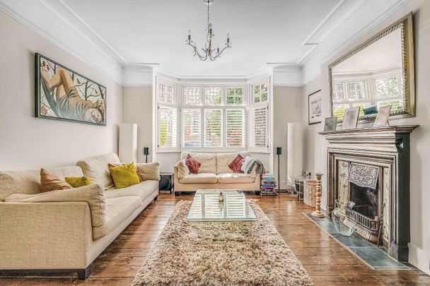 A well proportioned 4 bedroom family home. - Photo 1