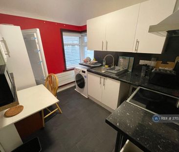 1 bedroom in a house share to rent - Photo 5