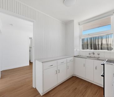 Freshly Updated Boutique Apartment in Prime Aberfeldie Location - Photo 2