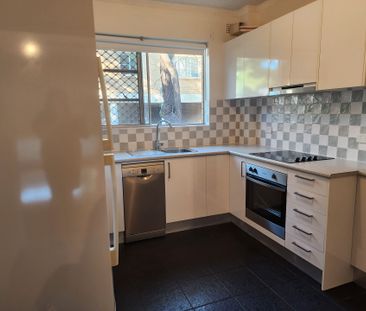 PERFECTLY LOCATED CLOSE TO STATION, SHOPS & SCHOOLS - Photo 4