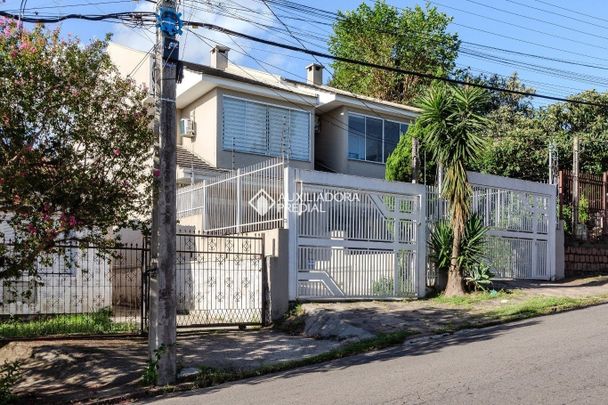 Casa com 3 quartos e 209m² para alugar em Jardim Sabará, Porto Alegre. - Photo 1