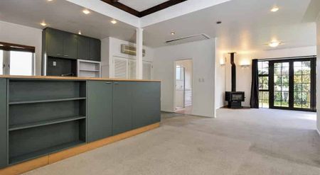 Character 1920's Bungalow - With wood burning fireplace and Heatpump! - Photo 3