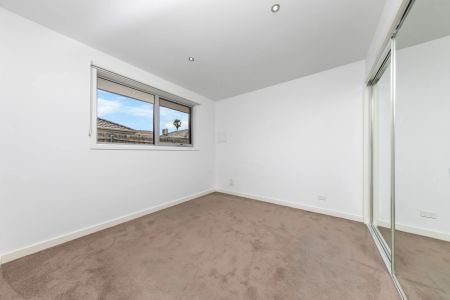 Spacious Two Bedroom Unit! - Photo 4