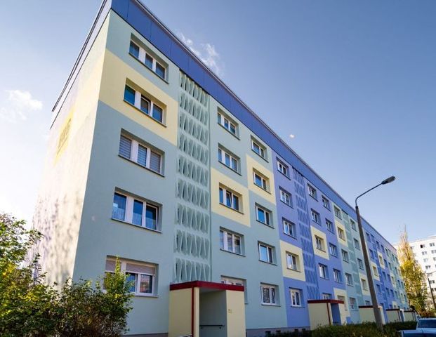 Attraktive Wohnung im Herzen von Halle-Neustadt - Küche und Bad mit Fenster - Photo 1