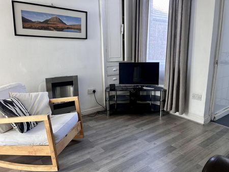 3 bedroom House To Let - Photo 4