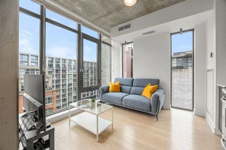 Toronto Furnished Loft Condo for Rent - Sun-Filled 2 Bedroom Suite with CN Tower View in Fashion District - Photo 4