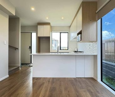 Modern 2-Bedroom, 2-Bathroom Townhouse in Flat Bush - Photo 1