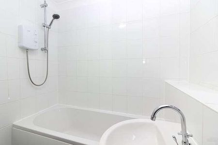 Walnut Tree - Bedroom Ground Floor Maisonette, MK7 - Photo 5